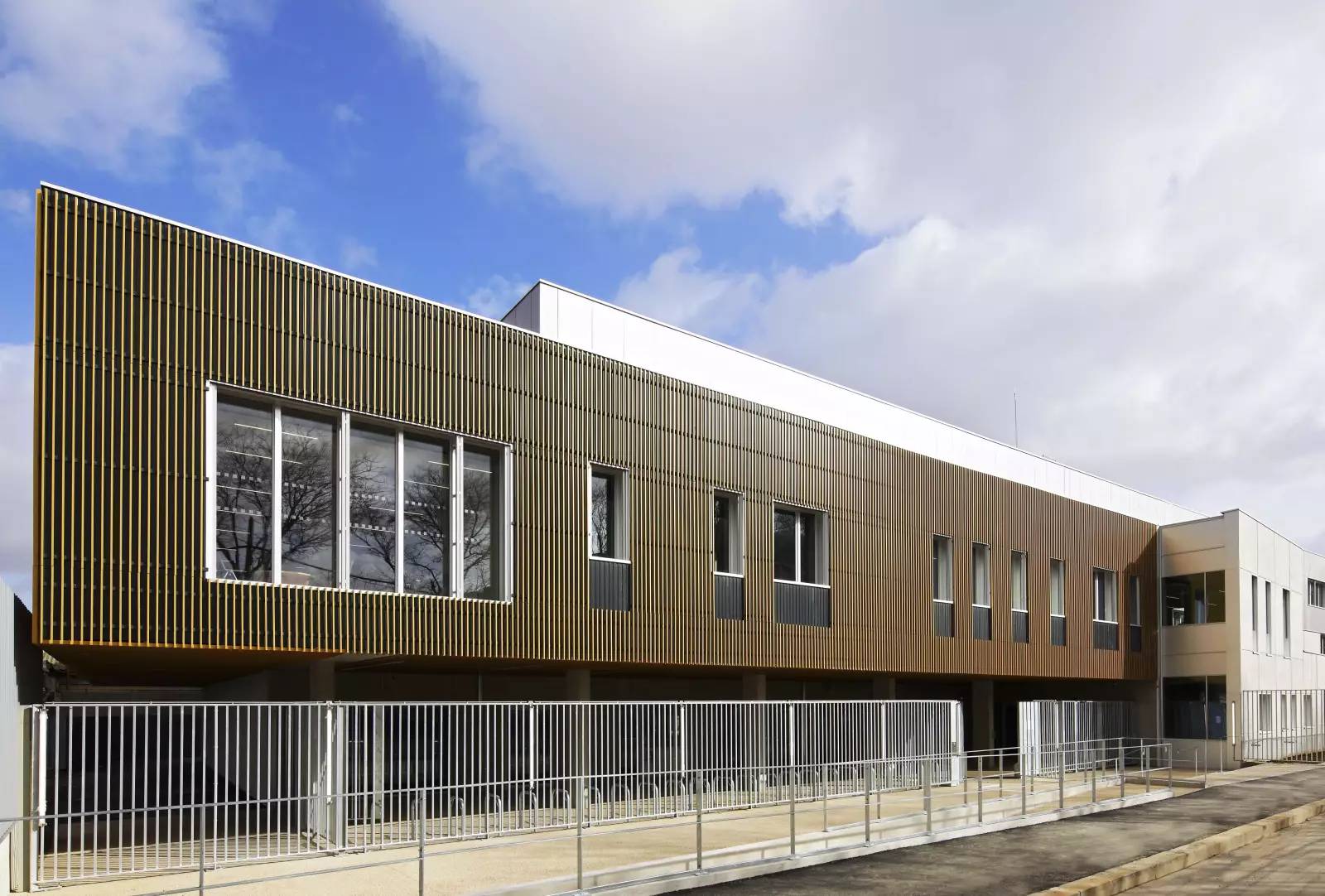 SAINT-OUEN-SUR-SEINE Lycée Marcel Cachin 1 500 élèves